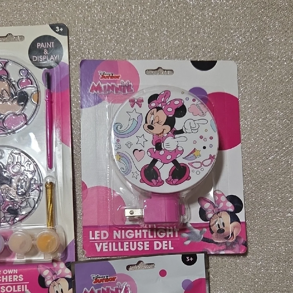 Valentines Day Disney Minnie Mouse Coloring and Activity Set with Pink Accents - Picture 4 of 5